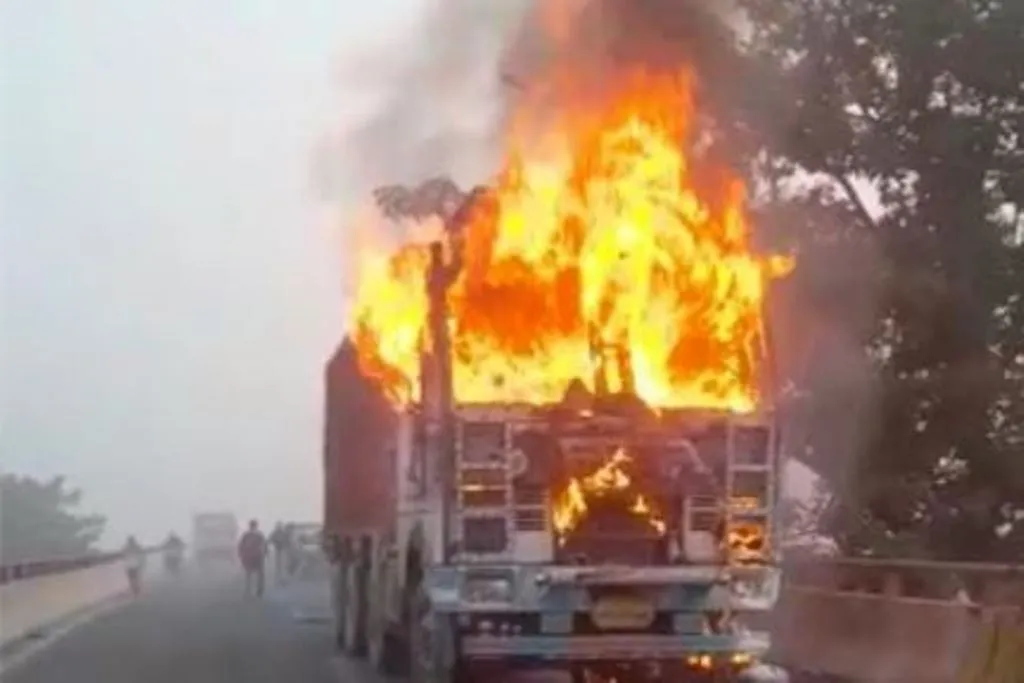 अमरोहा: फ्लाईओवर पर ट्रक ने बाइक को रौंदा, दोनों वाहनों में लगी आग