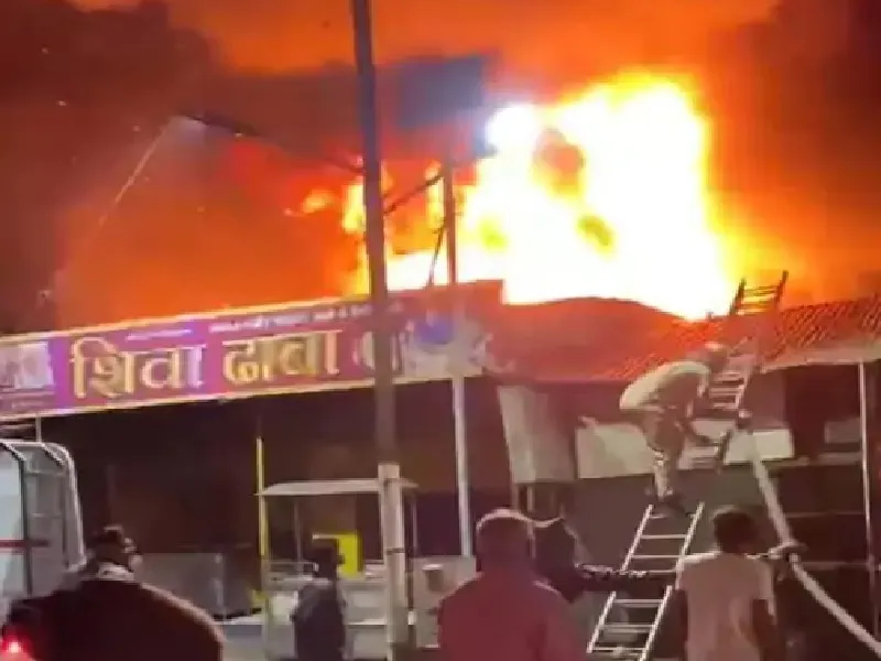 आगरा : कबाड़ गोदाम में भीषण आग, लाखों का सामान जलकर राख