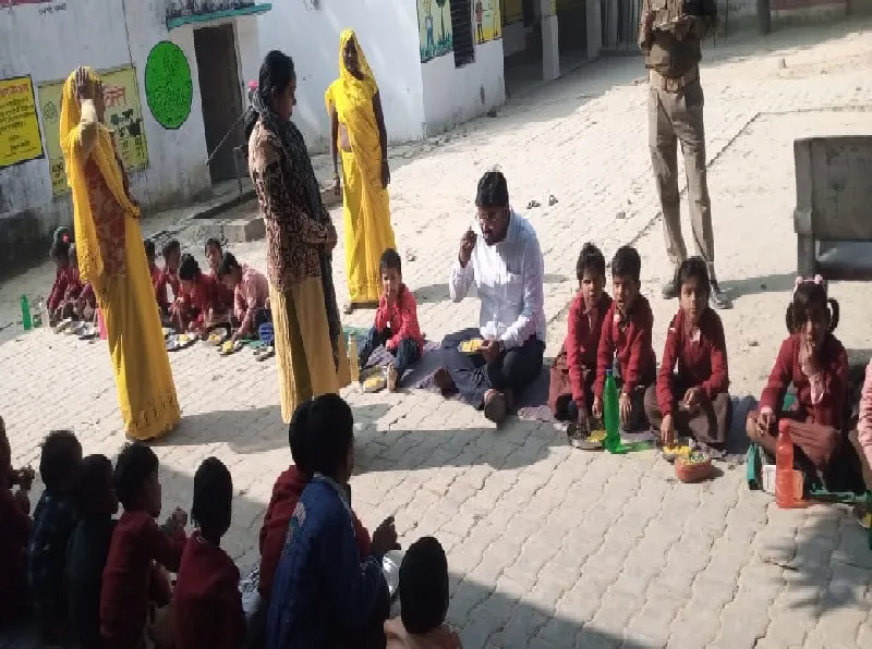 अयोध्या : प्राथमिक विद्यालय में गंदगी देख भड़के एसडीएम, लगाई फटकार