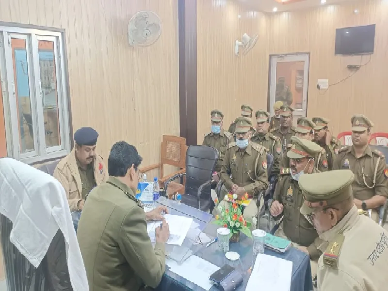 बाराबंकी:  एसपी ने देर रात थानों का किया निरीक्षण