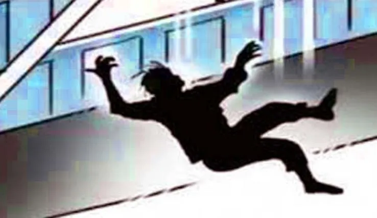 मथुरा: बंदरों ने अधेड़ पर किया हमला, तीसरी मंजिल से गिरने पर मौत