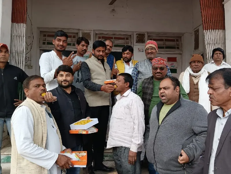 अयोध्या : हिमाचल की जीत पर कांग्रेसियों में जश्न,फोड़े पटाखे,खिलाई मिठाई