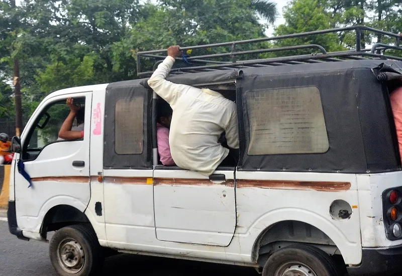 मुरादाबाद : डग्गामार वाहनों पर अधिकारी मेहरबान, आफत में जान