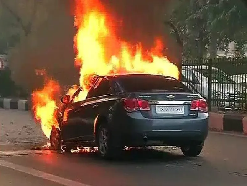 गौतमबुद्धनगर : शॉर्ट सर्किट से कार में लगी आग