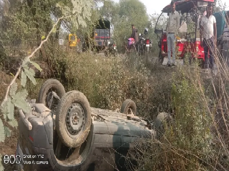 रायबरेली :  खड्ड में पलटी श्रद्धालुओं से भरी कार, आधा दर्जन घायल