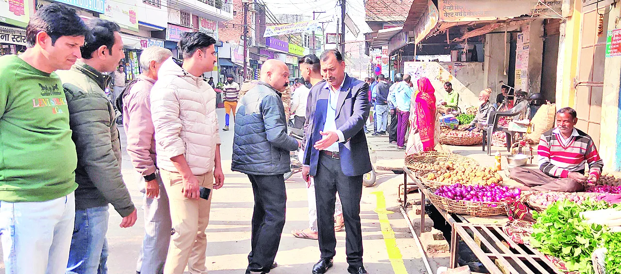 काशीपुर: पीली पट्टी के बाहर दुकान नहीं लगाने की चेतावनी