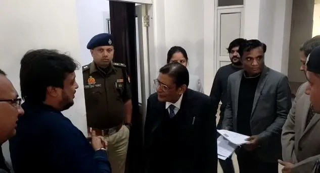  मथुरा: बांके बिहारी की व्यवस्था परखने आए HC के रिटायर्ड जज, कॉरिडोर बनने की ओर किया इशारा