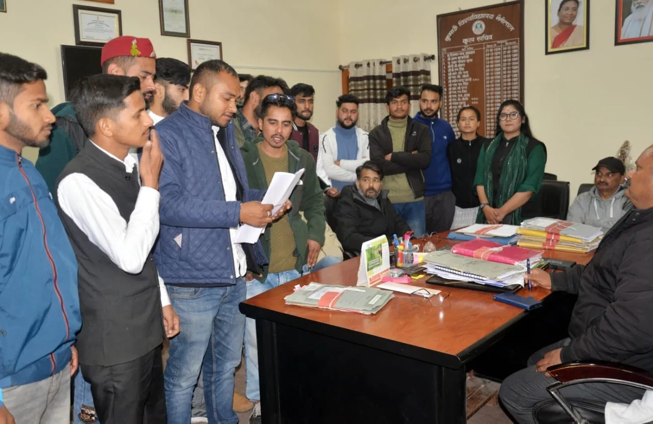 नैनीताल: छात्रसंघ चुनाव कराने को छात्रों ने कुलसचिव को घेरा