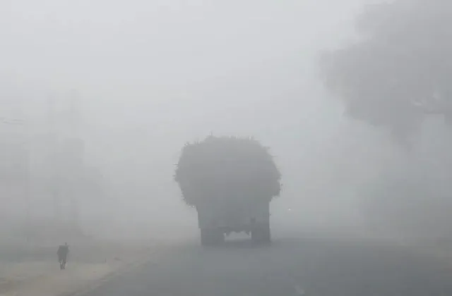 देहरादून: उत्तराखंड में छाई धुंध, सड़कों में रेंगते नजर आए वाहन