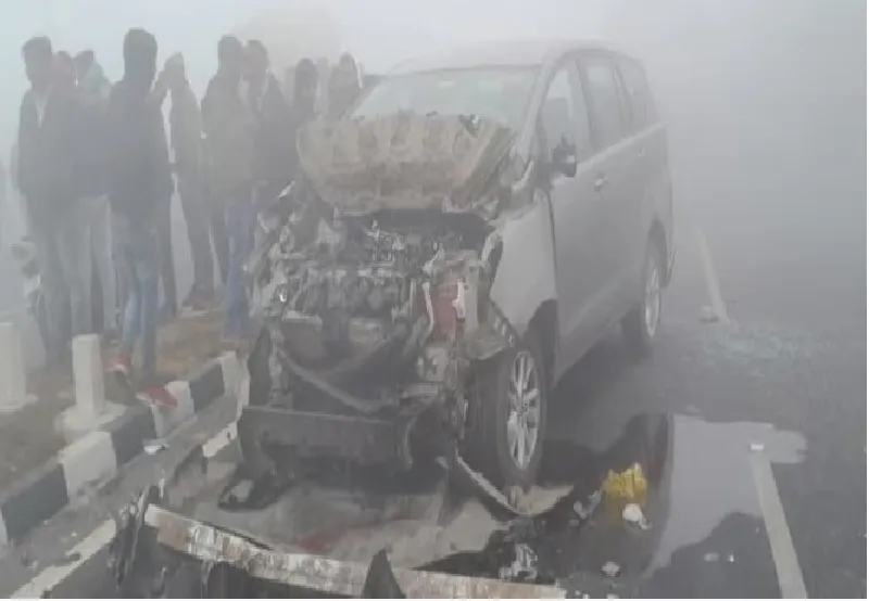 कोहरे का कहर: आपस में टकराई दो दर्जन गाड़ियां दो की मौत, कई घायल