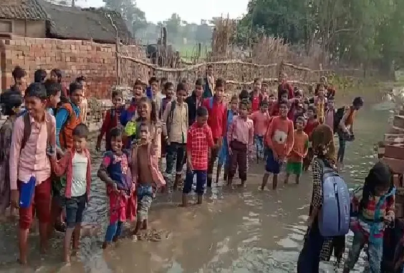 बहराइच : विकास के नाम पर लाखों लुटाए, फिर भी सड़क बनी है तालाब