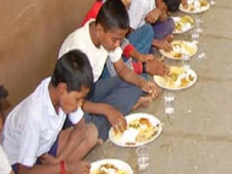 अयोध्या :  नए साल से 56 हजार बच्चों को परोसा जाएगा गर्मा-गरम भोजन