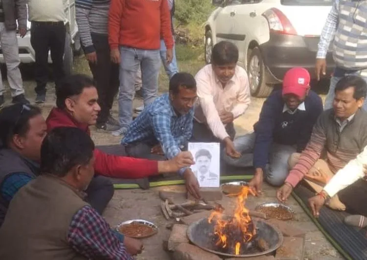 शाहजहांपुर: बिजली कर्मचारियों का प्रदर्शन पांचवें दिन भी जारी, किया बुद्धि-शुद्धि यज्ञ