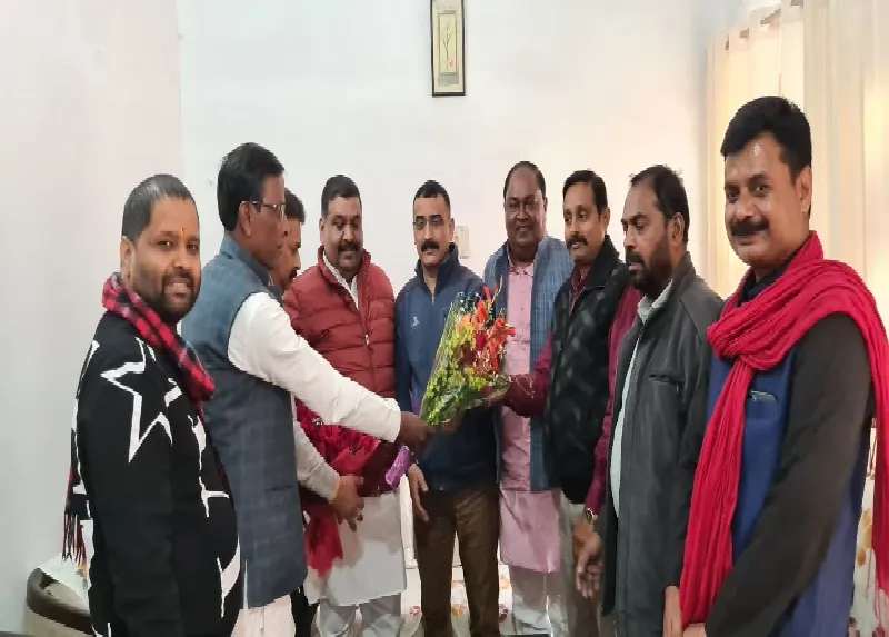 बाराबंकी : क्रिसमस की बधाई देने मित्रों के घर पहुंचे गोप