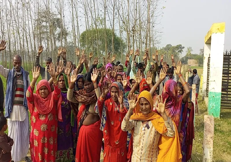 बहराइच : अंगूठा लगवाने के बाद भी नहीं मिल रहा खाद्यान्न, प्रदर्शन