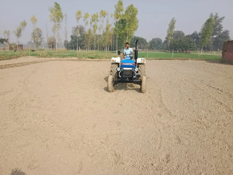 अयोध्या : पैमाइश कर बुवाई पर चलवाया ट्रैक्टर, करवाई मेड़बंदी