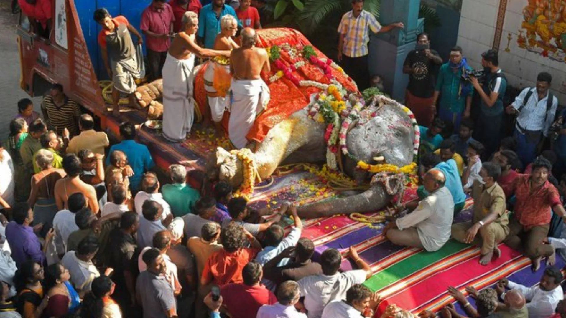 Video: हथिनी लक्ष्मी की अंतिम यात्रा में उमड़ा जनसैलाब, रोते दिखे लोग