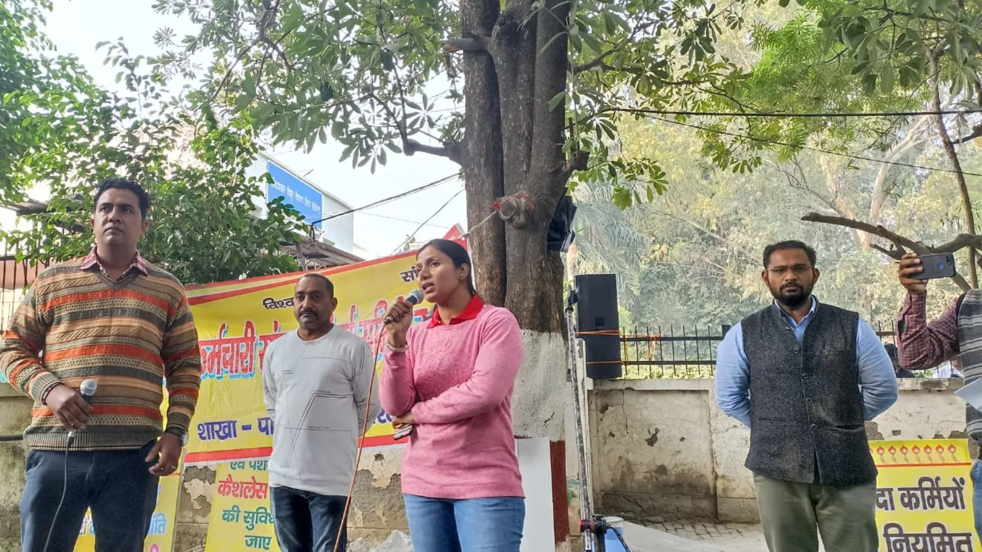 मेरठ: विद्युत कर्मचारियों के हड़ताल का चौथा दिन, कार्य बहिष्कार कर जताया रोष, अधिकारी बोले-कार्य नहीं तो वेतन नहीं