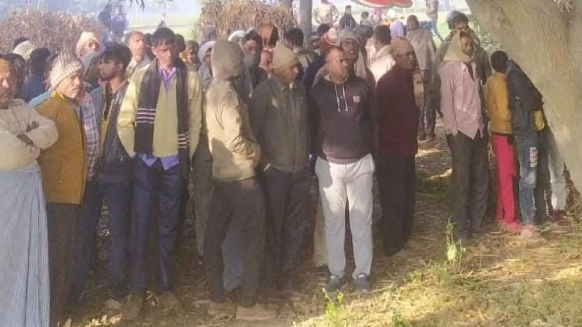 कासगंज: नौकरी की तलाश में घर से निकले युवक का शव पेड़ पर फांसी के फंदे से झूलता मिला 