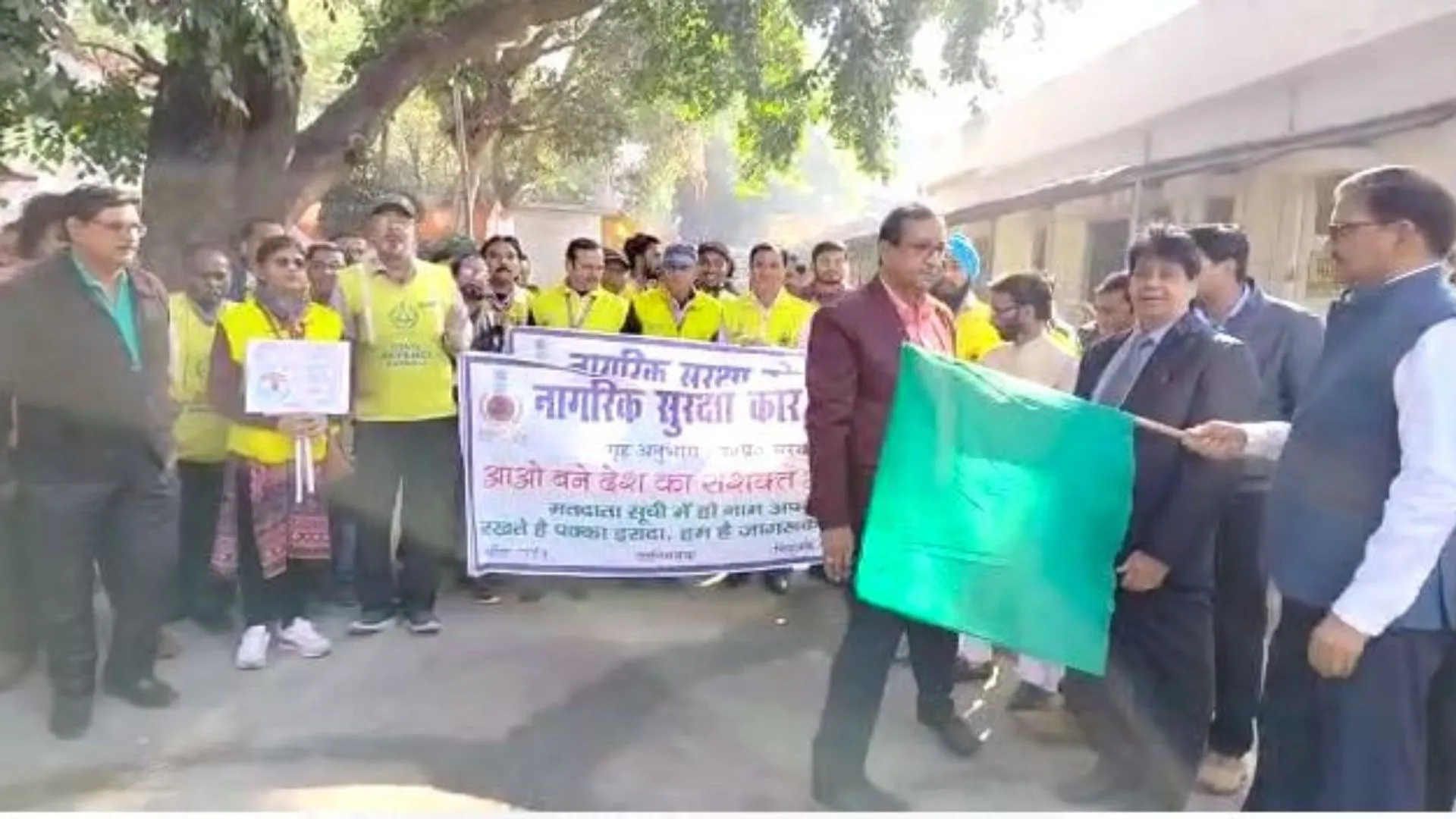 बरेली : नागरिक सुरक्षा कोर ने मतदान के प्रति किया जागरूक, DM ने दिखाई रैली को हरी झंडी