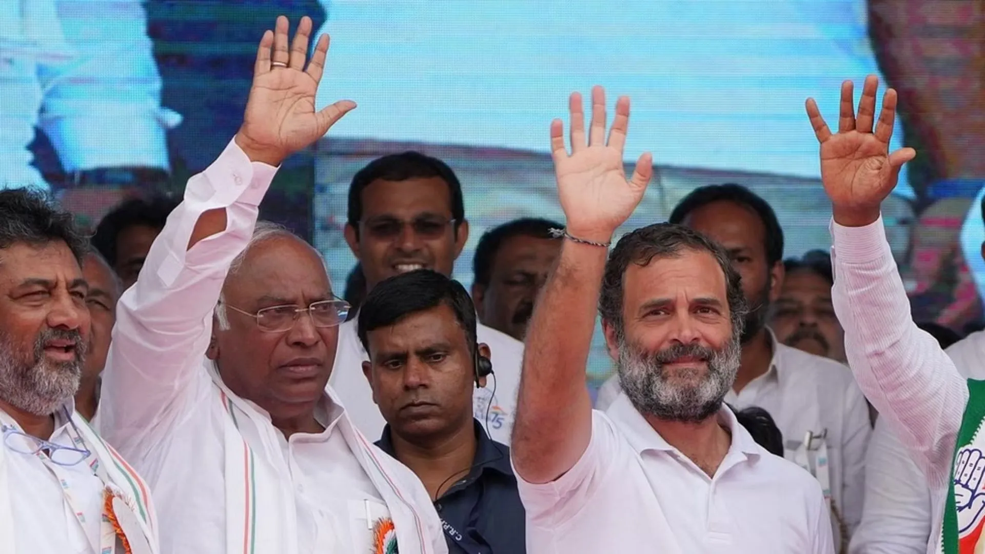 Gujarat Assembly Polls : गुजरात की जनता परिवर्तन के लिए एकजुट, मल्लिकार्जुन खड़गे और राहुल गांधी ने की ज्यादा से ज्यादा मतदान की अपील 