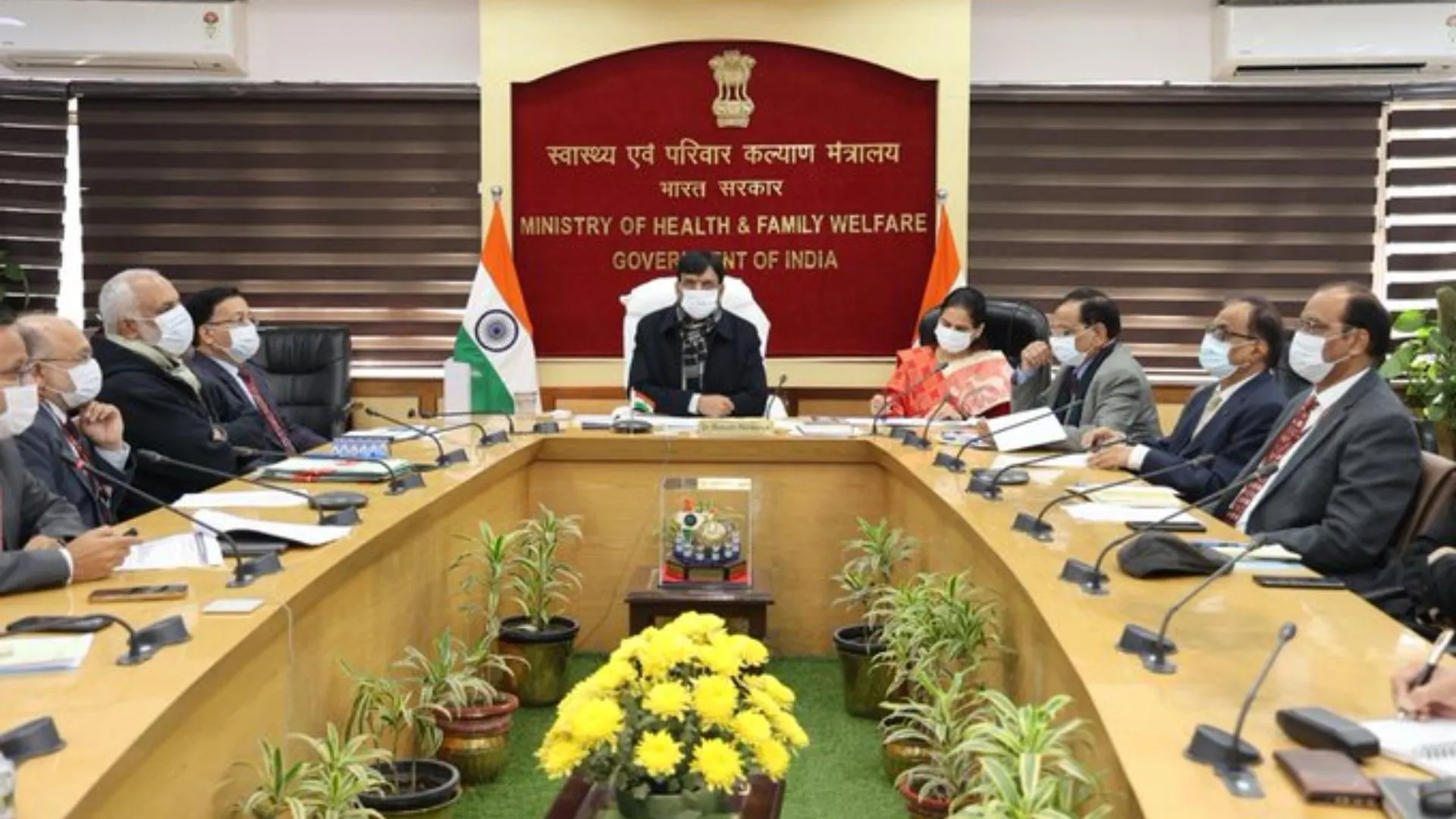 कोविड तैयारियों की मांडविया ने की समीक्षा, सतर्कता बरतने पर दिया जोर