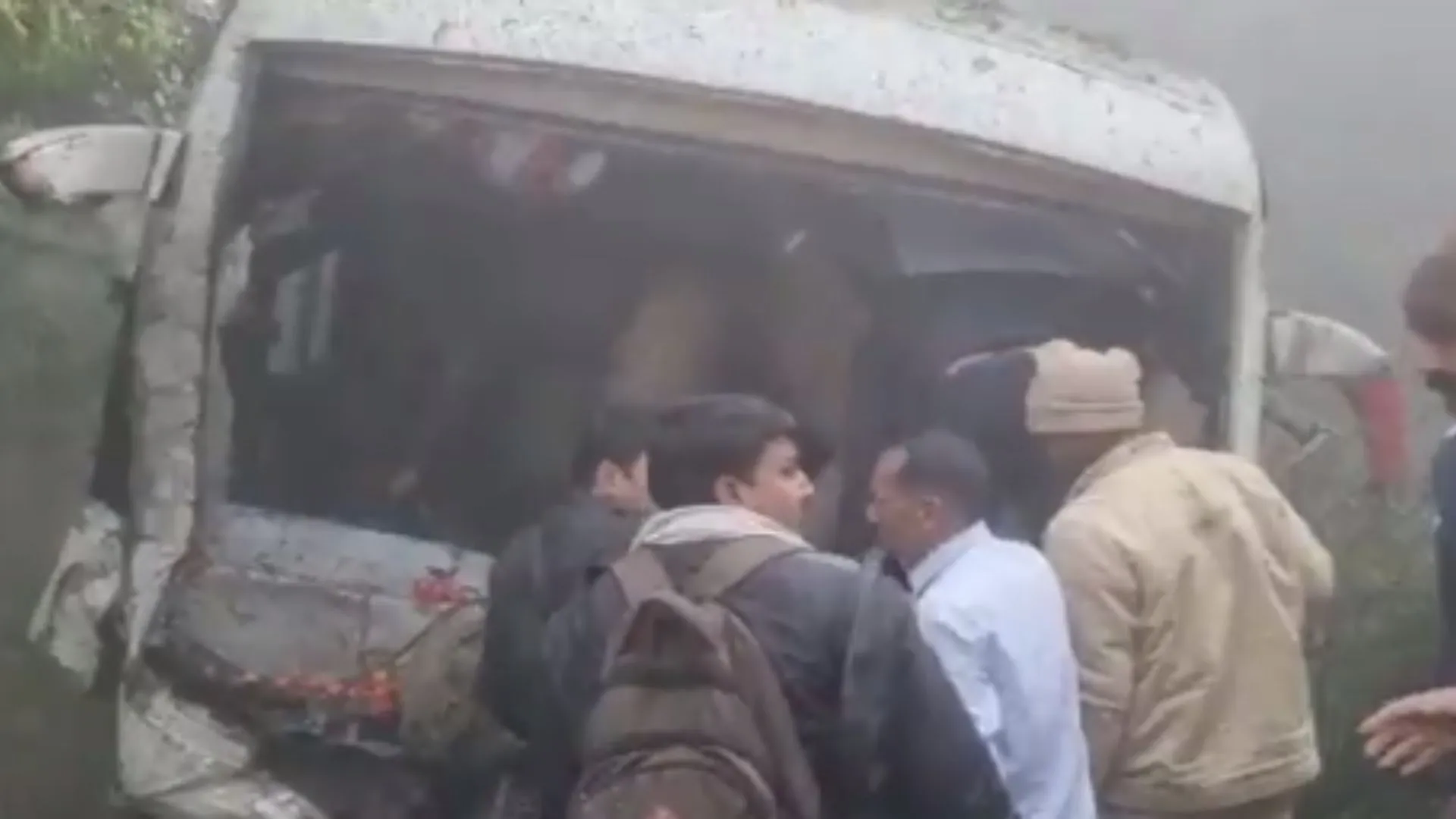 गौतम बुद्ध नगर: यमुना एक्सप्रेसवे पर कंटेनर-बस की टक्कर, एक की मौत, 20 से अधिक घायल 