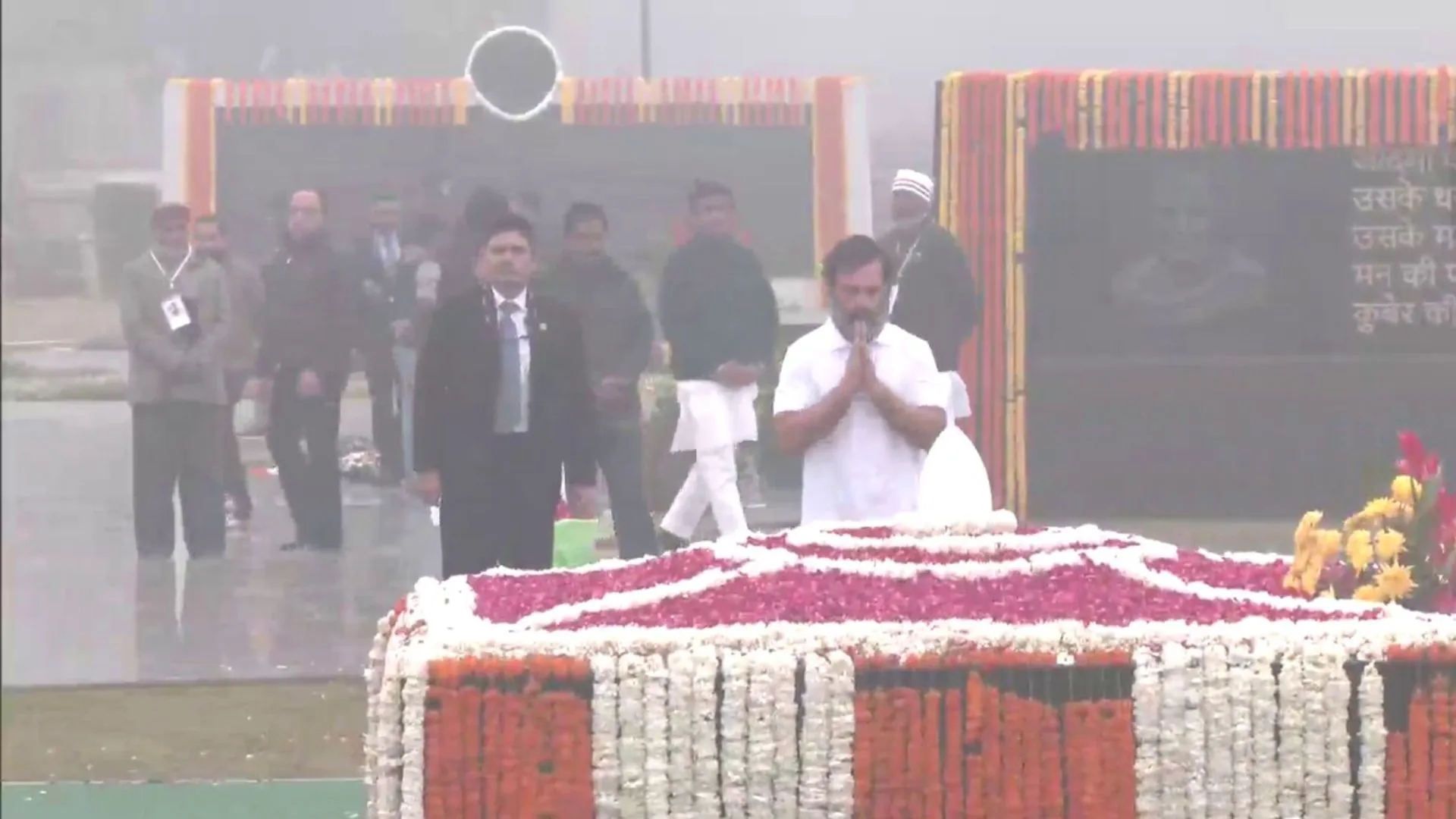 राहुल गांधी ने महात्मा गांधी, नेहरू, इंदिरा और अटल बिहारी वाजपेयी की समाधियों पर श्रद्धांजलि अर्पित की 