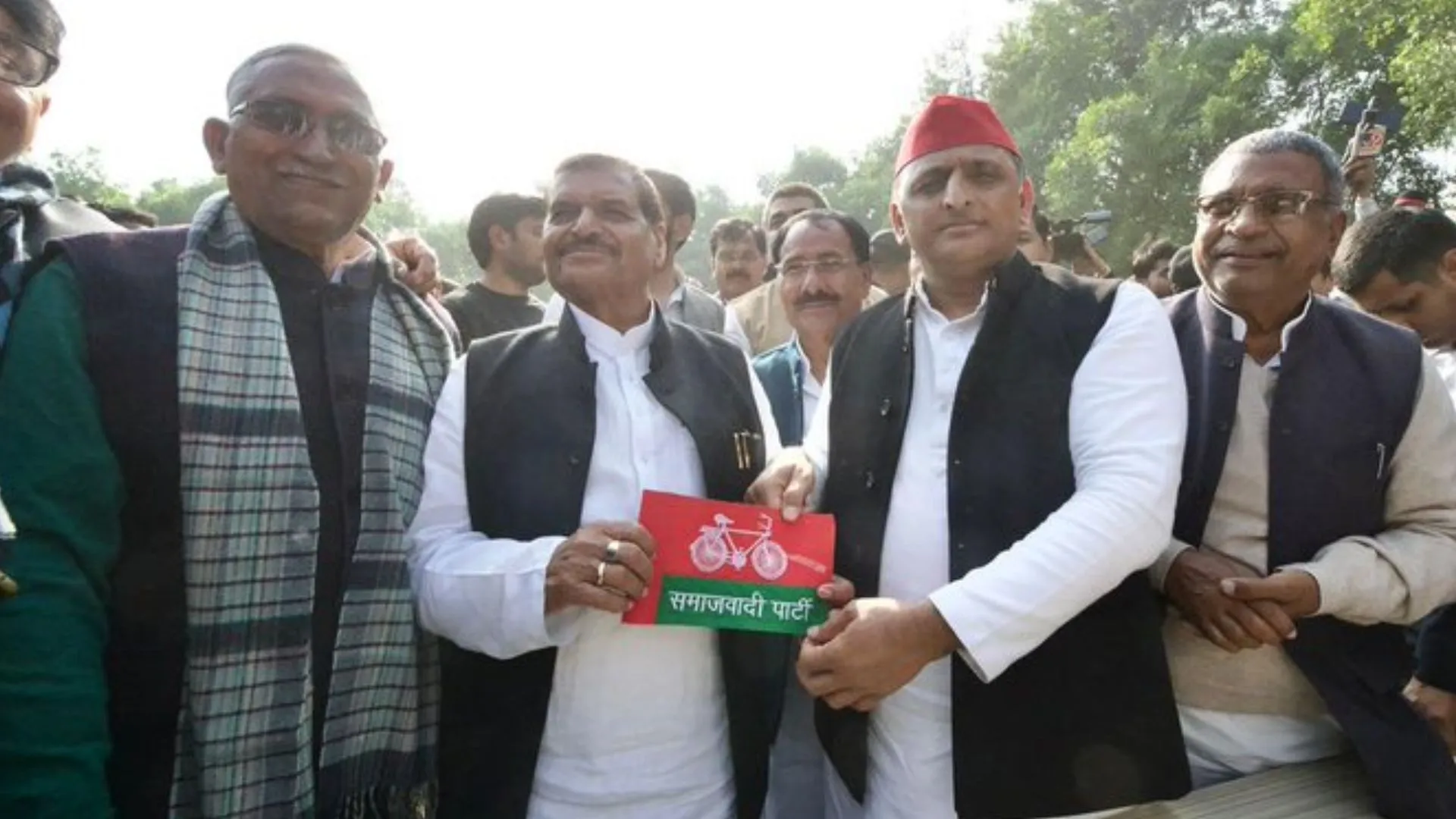 आखिरकार एक हुये चाचा-भतीजा, प्रसपा का सपा में विलय, शिवपाल ने किया ऐलान 