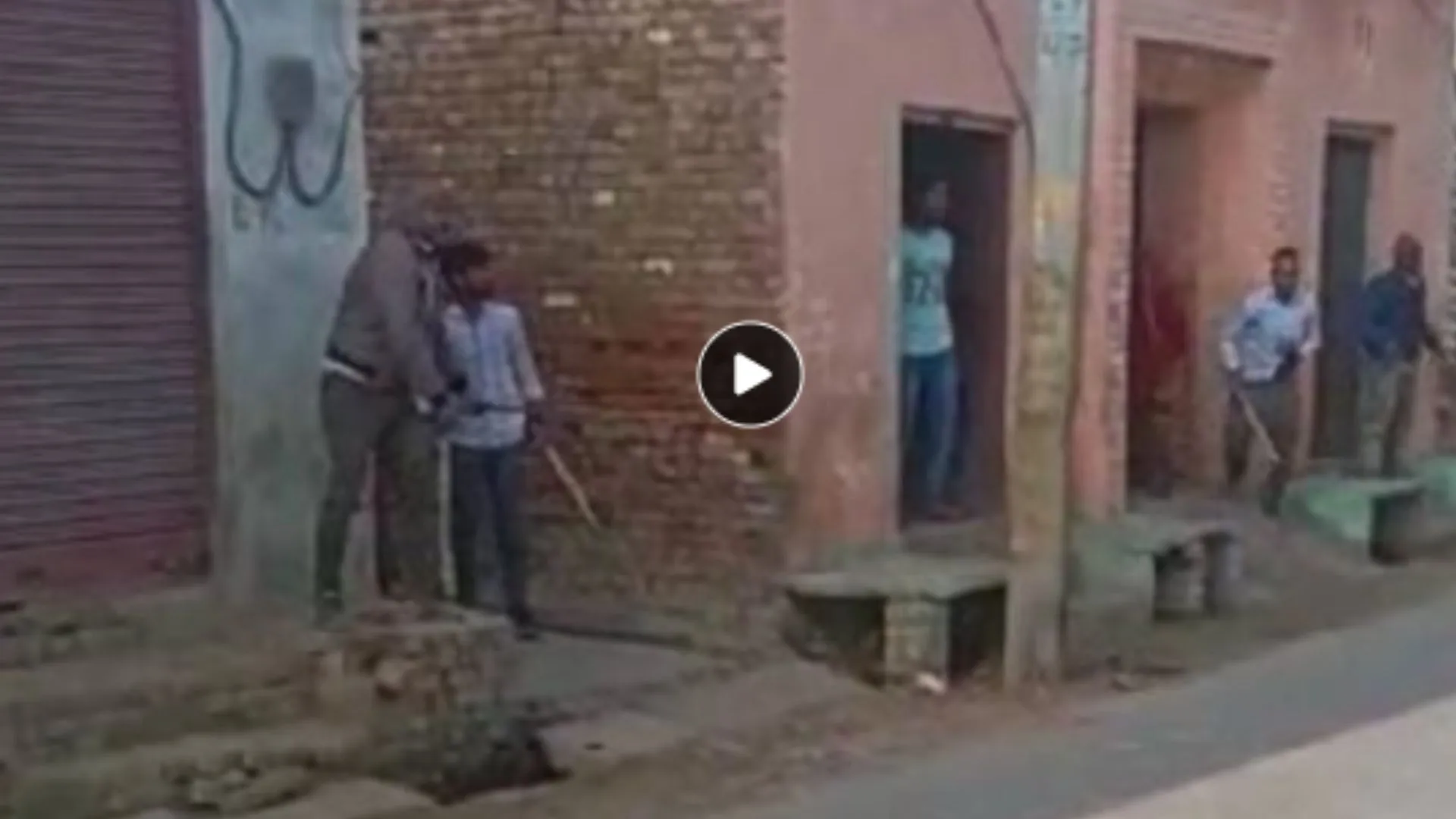 मेरठ : कहासुनी के बाद लाठी-डंडों से मारपीट, विरोध पर किया पथराव, Video Viral