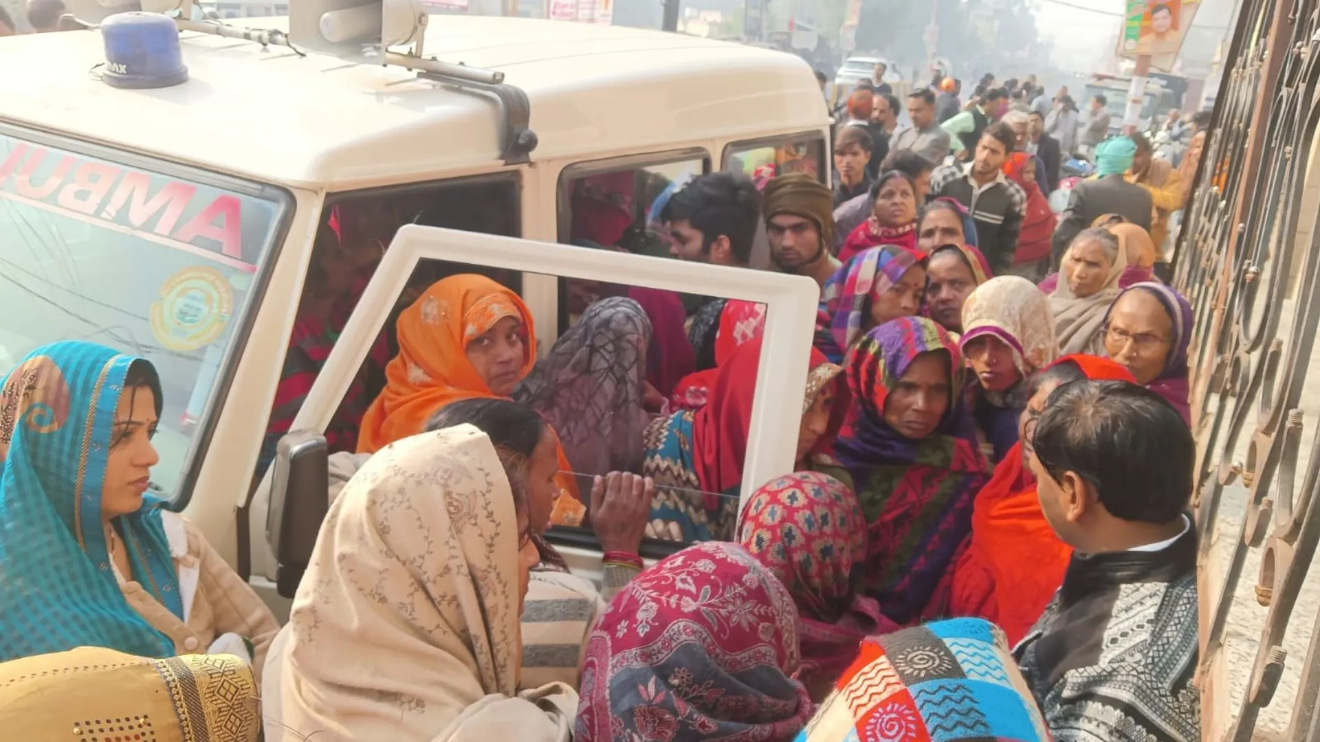 कासगंज: प्रसूता की मौत पर हंगामा, परिवारीजनों ने लगाया जाम