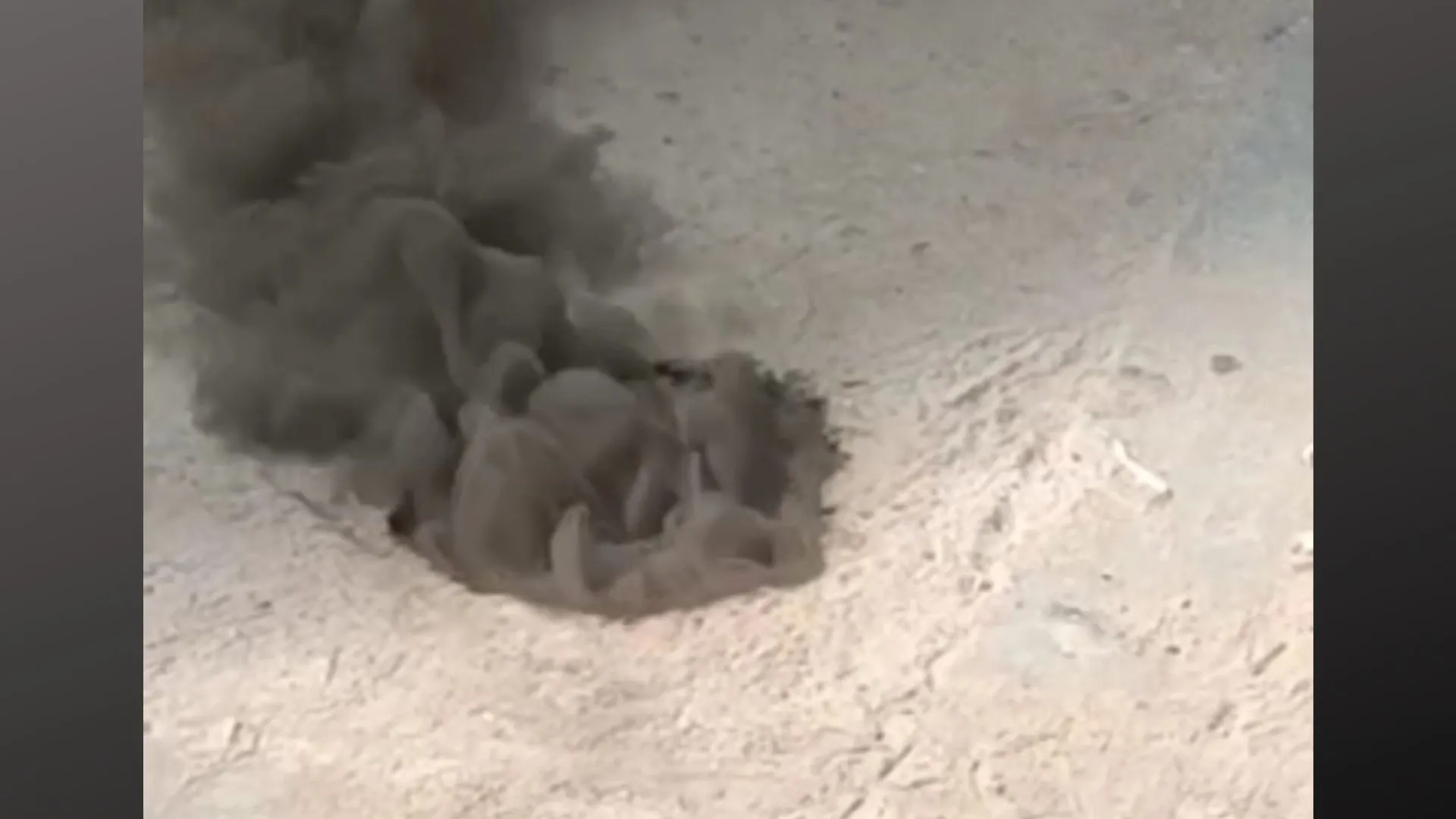 मेरठ: ड्रिलिंग करते समय विद्युत विभाग की टूटी अंडरग्राउंड बिजली लाइन, काम छोड़कर बिना बताए गए अवर अभियंता