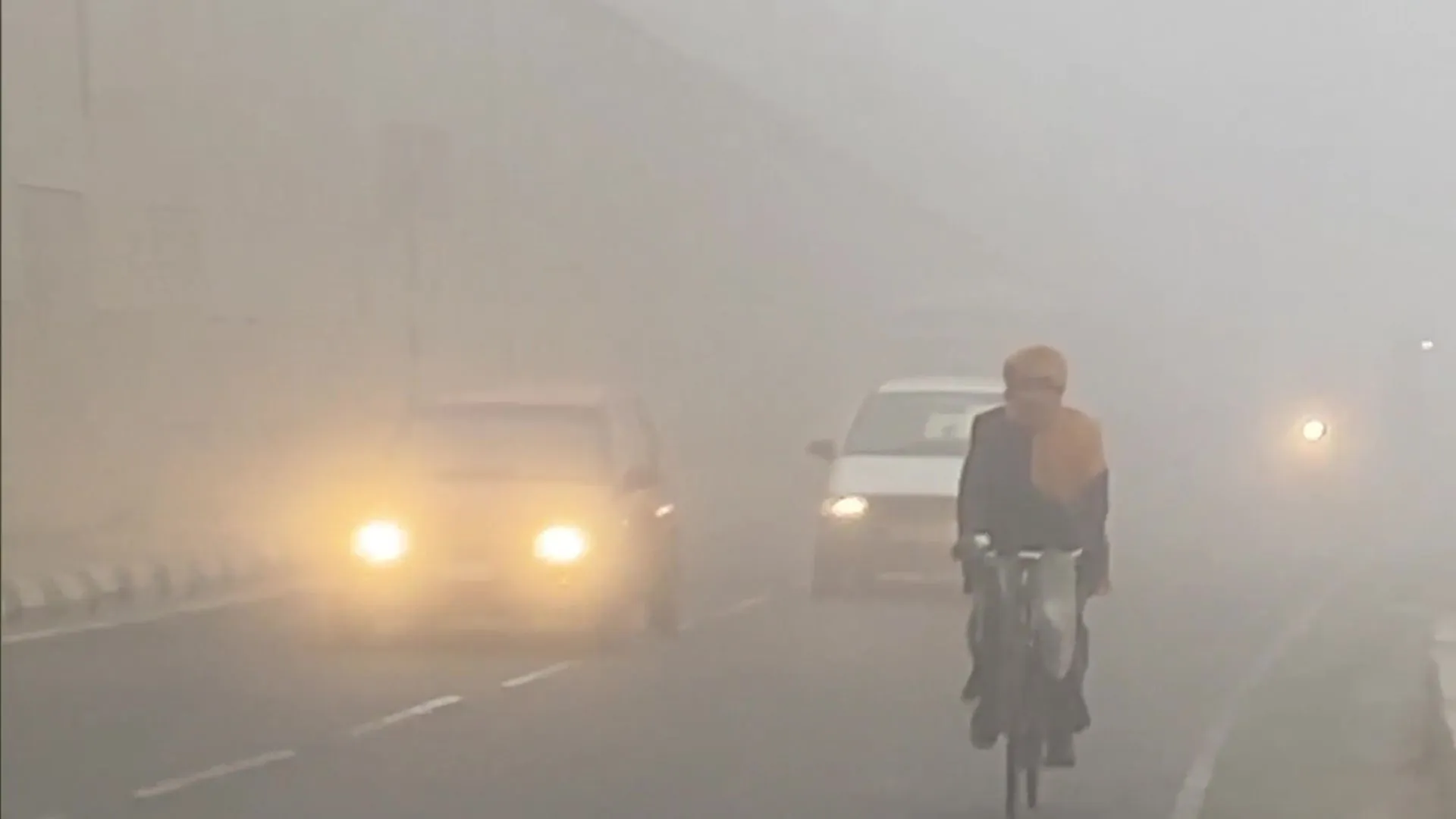 दिल्ली में घने कोहरे से सड़क, रेल यातायात प्रभावित, कई घंटे की देरी से चल रही हैं राजधानी एक्सप्रेस समेत ये ट्रेनें