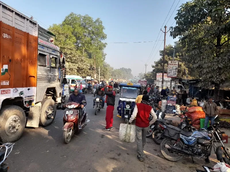 अयोध्या : पटरी दुकानदारों की मनमानी, खतरे में जिंदगानी