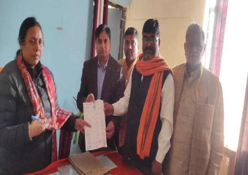 सुल्तानपुर : तहसीलदार को हटाए नहीं तो करेंगे आंदोलन