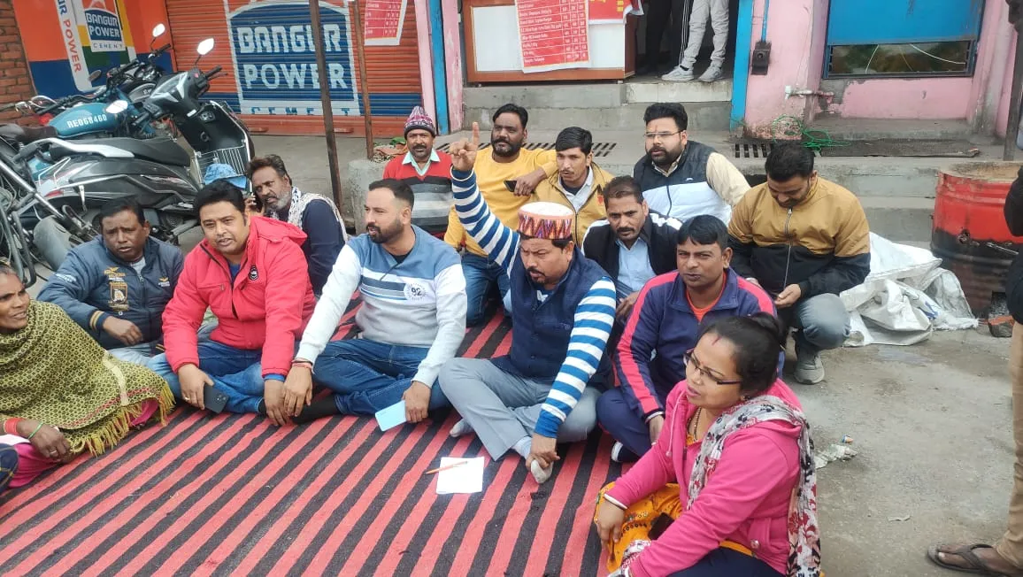 रुद्रपुर: ट्रांजिटकैंप-शिवनगर मुख्य मार्ग पर शराब की दुकान खुलने से भड़के लोग