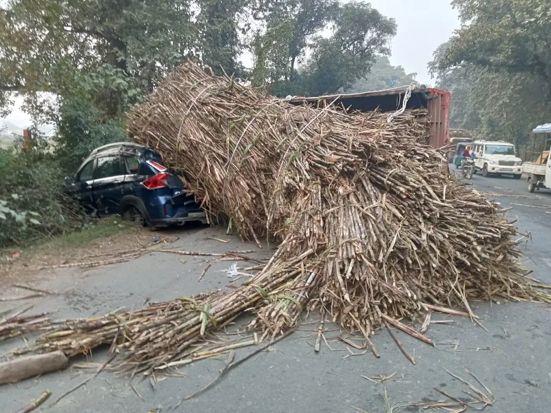 अयोध्या : कार पर पलटी ट्रैक्टर-ट्राली, कार चालक चोटिल