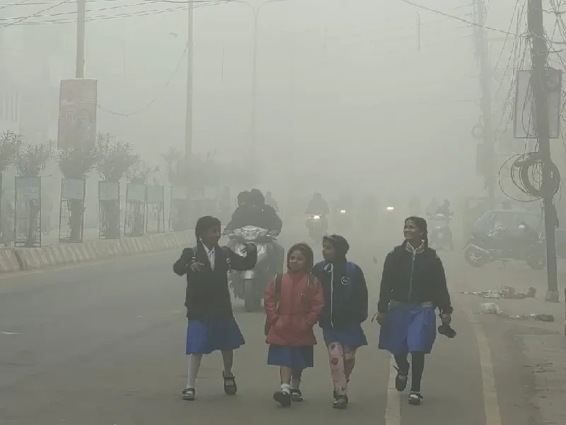 UP Weather Update: चक्रवात दित्वाह का असर... उत्तरी पछुआ हवाओं ने बढ़ा दी ठंड, यूपी में तेजी गिर रहा तापमान