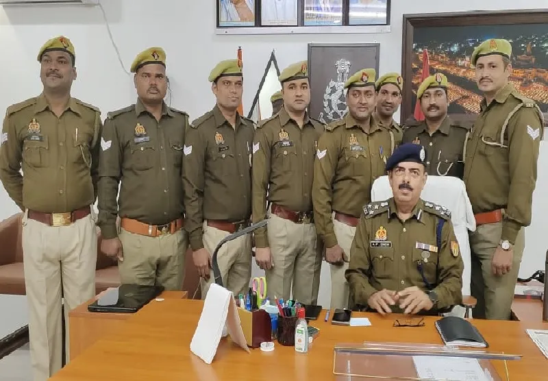 अयोध्या : मुख्य आरक्षी बनने पर डीआईजी ने वर्दी में लगाया फीता