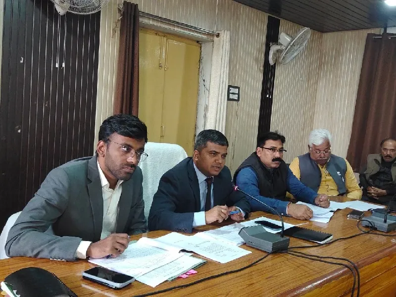 जौनपुर : डीएम बोले-मनरेगा में अधिक भुगतान वाले गांव की टीम बनाकर सत्यापन कराएं