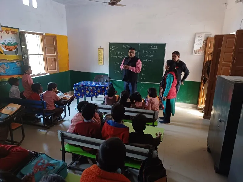 सुल्तानपुर : डीएम के निरीक्षण में स्कूल ड्रेस में नहीं मिले बच्चे