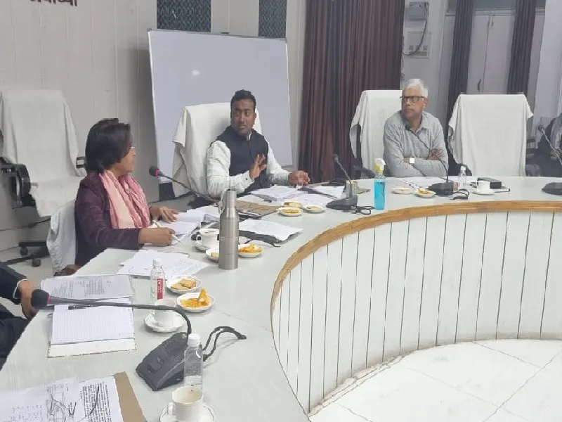 अयोध्या : लेखपाल देखें आय व जाति में आवेदक डिफाल्टर न हों 