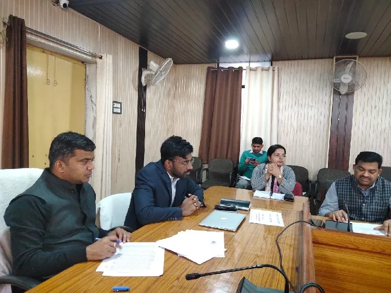 जौनपुर :  डीएम ने प्रमुख योजनाओं की समीक्षा कर फसल बीमा पर दिया जोर