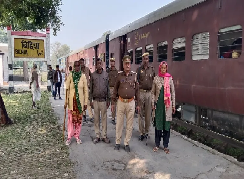 बहराइच : बिछिया रेलवे स्टेशन पर वन विभाग का छापा, भारी मात्रा में लकड़ी बरामद 