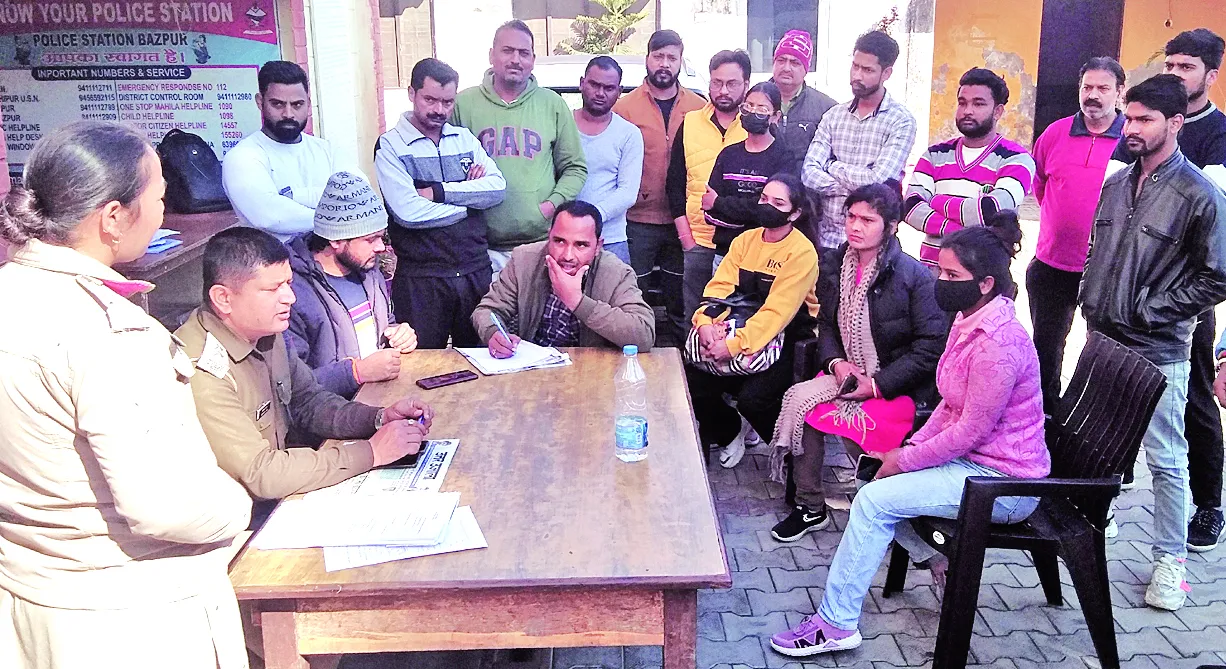 बाजपुर: शैलून संचालक पर कार्रवाई की मांग 