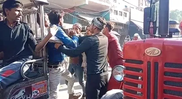 मेरठ: जाम के कारण ई-रिक्शा में पीछे से लगी ट्रैक्टर की साइड, बीच सड़क पर चले फावड़ा और लाठी-डंडे 