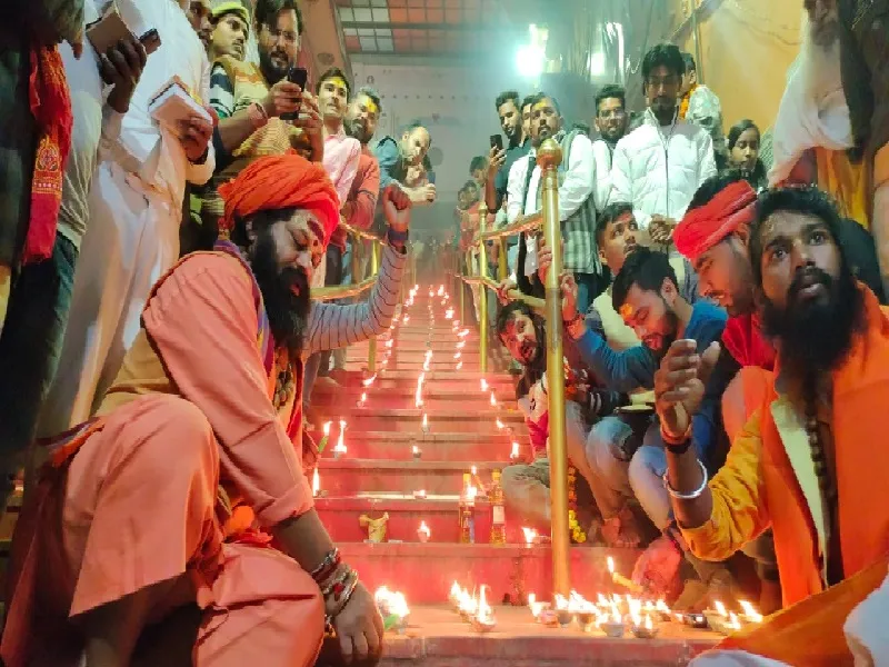 अयोध्या  : शौर्य प्रदर्शन में हनुमानगढ़ी पर जलाए गाय के गोबर से बने 2100 दीप