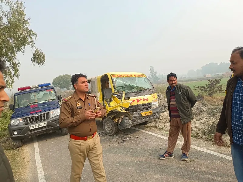 रायबरेली : लोडर और स्कूली वैन की भिड़ंत में आधा दर्जन बच्चे घायल, दो की हालत नाजुक