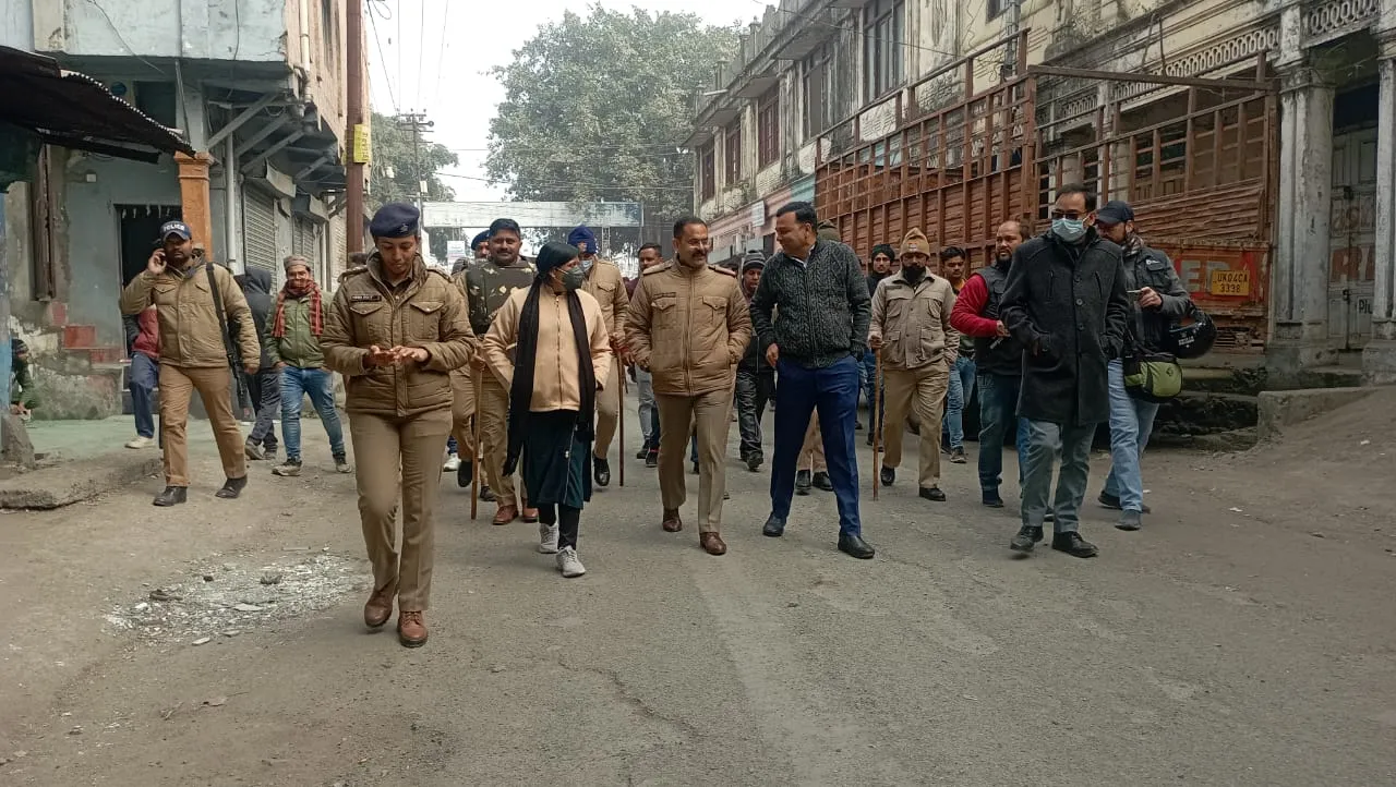 निरीक्षण करते अधिकारी