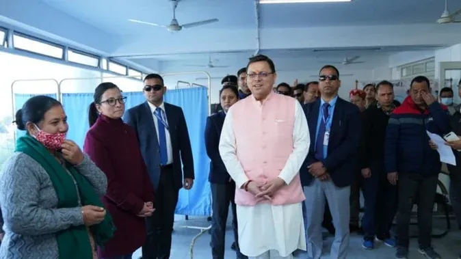 देहरादून: प्रदेश में बूस्टर डॉज लगाने की प्रक्रिया शुरू, सीएम धामी कैंप पहुंचे